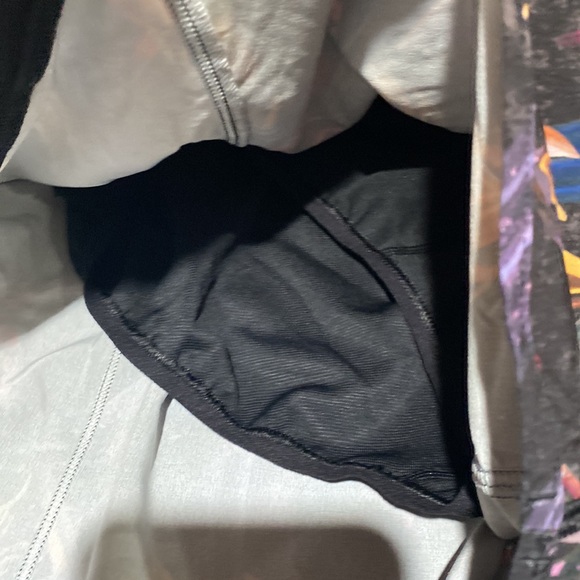 Lululemon 🎊NWT 🎊 Hottie Hot LR Short 4”*Lined - Picture 4 of 9